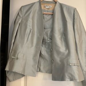 Kay Unger, 3 pieces suit / size 14 / fully lined. Skirt with a back zipper.